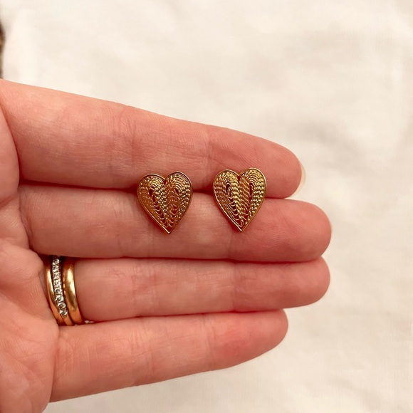 Vintage Gold Heart Stud Earrings - Picture 1 of 3